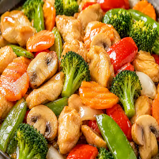 Healthy Chicken with mixed vegetables (Poulet aux légumes mélangés) in a glossy savory sauce at Harmonie Orientale, LaSalle, Montreal.