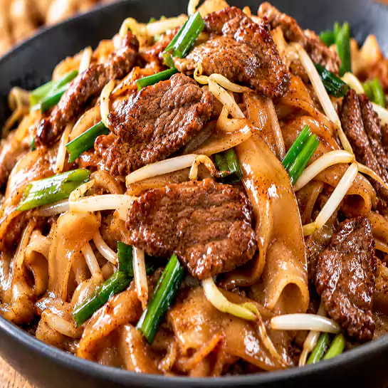 Delicious Rice noodles with beef (Nouilles de riz au boeuf) stir-fried with fresh scallions at Harmonie Orientale, LaSalle, Montreal.