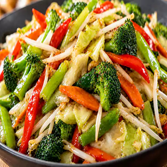 Crisp Sauteed Chop suey (Chop suey sauté) featuring fresh stir-fried vegetables in a light glossy sauce at Harmonie Orientale, LaSalle, Montreal.